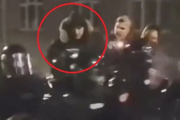Lazara Baćića, policajca kojem je povrijeđeno oko na protestu ispred zgrade RTS u Beogradu sinoć, udario je kolega, vidi se na snimku koji je objavljen.