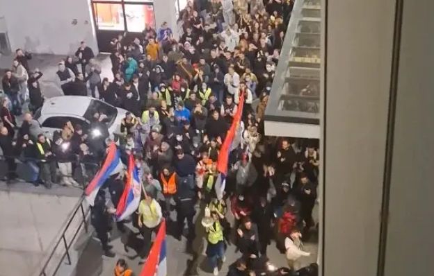 Ulaz u zgradu na Petrovaradinu kod Novoga Sada blokirali su oko ponoći studenti iz solidarnosti s kolegama u Beogradu koji protestuju kod objekta RTS-a.