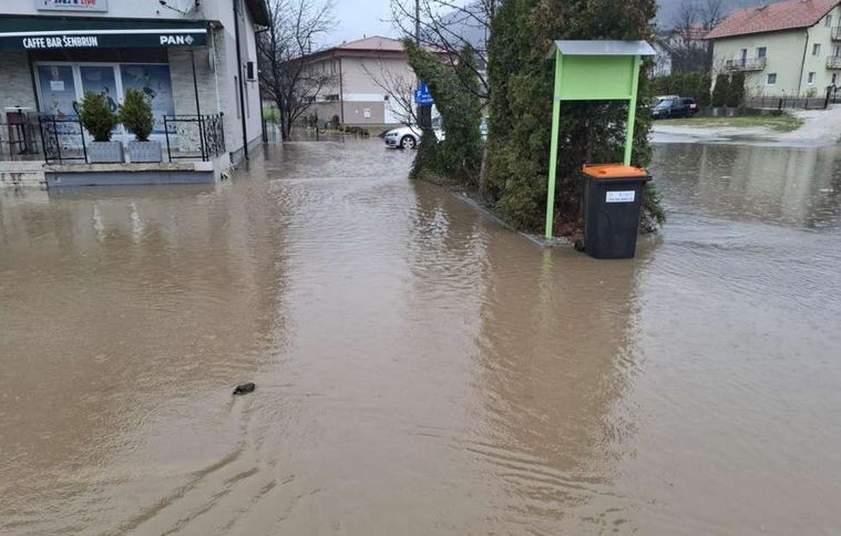 Uz to, u mjestu Vitovlje, došlo je do kratkotrajnog prekida prometa na putu R-413 Turbe – Skender Vakuf