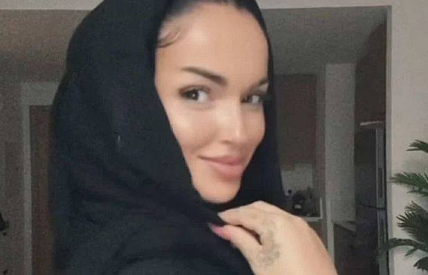 Pjevačica Teodora Džehverović je na društvenim mrežama podijelila snimak na kojem nosi abaju.