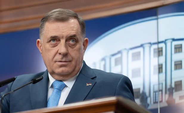 Potom je odgovorio novinarki čija pitanja su mu očigledno godila, a to je kako očekuje da radi SIPA i MUP RS-a nakon naloga za privođenje, te šta misli o stavu opozicije 