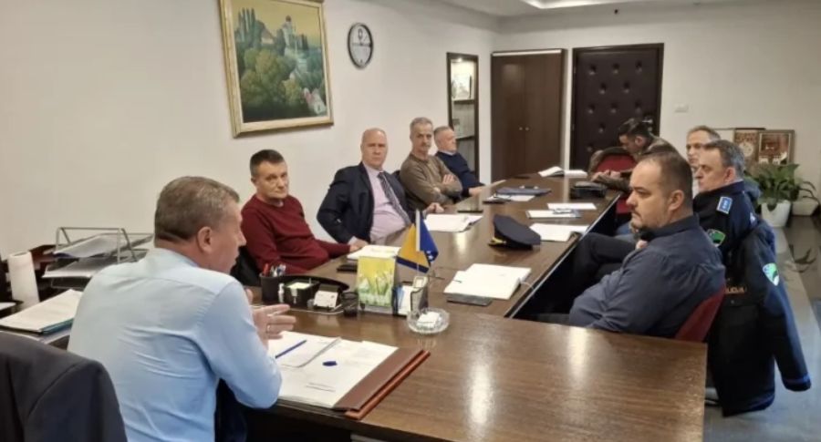 Pored toga, apelirano je na sve građane da ostanu smireni i uzdrže se od radnji koje bi mogle dodatno zakomplikovati trenutnu situaciju