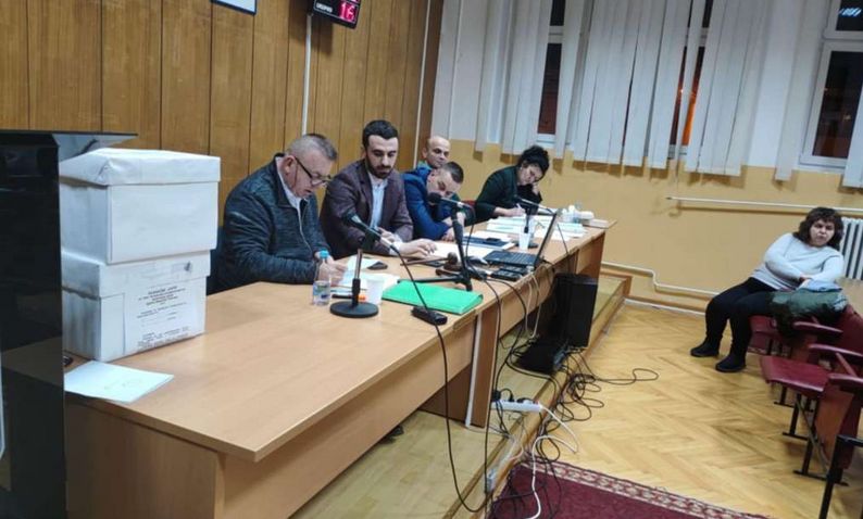 Postupak protiv Davidovića pokrenut je zbog nespojivosti funkcija, s obzirom na to da je istovremeno bio vijećnik i savjetnik predsjednika entiteta RS Milorada Dodika