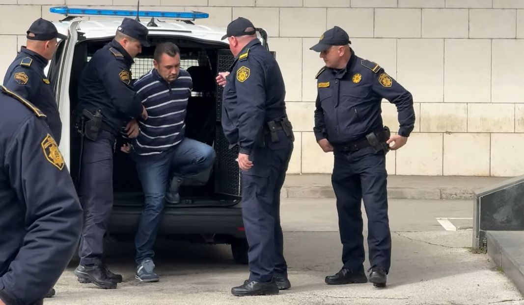 Emir Selimović koji je zadavio suprugu i sina sproveden u Kantonalni sud: Evo kako izgleda