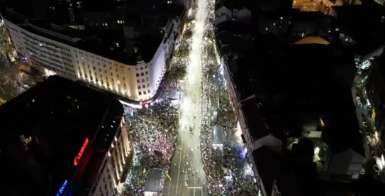 Građani aplaudiraju, skandiraju, mnogi od njih i plaču                 