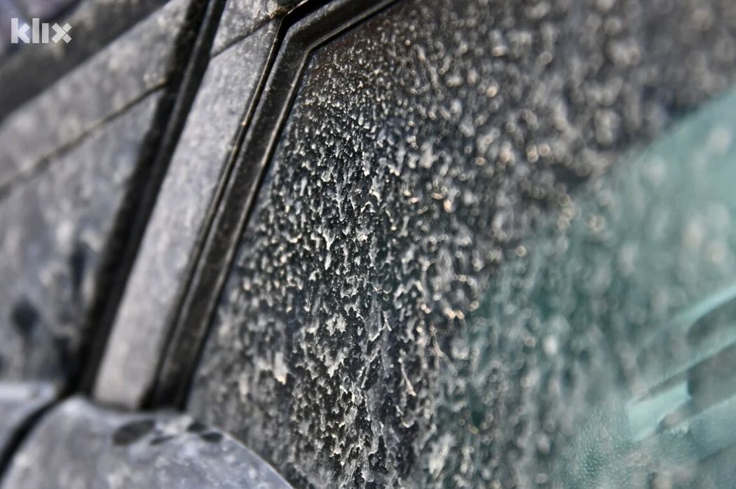 Vjetar je tokom noći donio saharski pijesak u Bosnu i Hercegovinu, a zahvaljujući kiši uprljao je brojne automobile u Sarajevu.