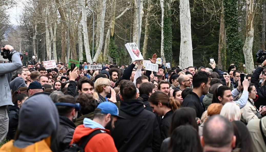 Neformalna grupa studenata Univerziteta u Banjoj Luci organizovala je skup podrške kolegama iz Srbije koji danas protestuju u Beogradu.