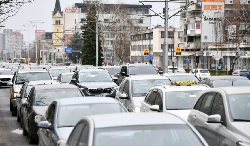 Sarajevski vozači ovog subotnjeg jutra suočavaju se s velikim gužvama u saobraćaju.