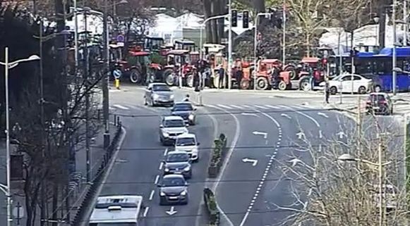 Mnogi građani su na veliki protesti u Beogradu krenuli svojim automobilima, što je izazvalo stvaranje kolone u smjeru prema glavnom gradu Srbije