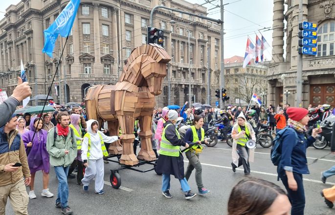 "Građani su nosioci suvereniteta" piše na poruci na figuri trojanskog konja, visokoj više od tri metra, koju studenti na kolicima voze Beogradom tokom protesta, javlja Nova.rs.