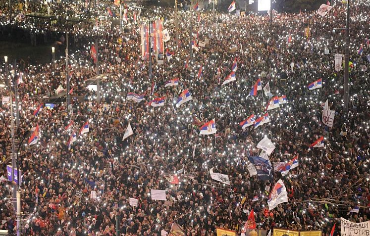 Na protestima učestvuju studenti , ali i drugi građani, iz mnogih velikih gradova u Srbiji, koji su na različite načine dolazili u glavni grad susjedne zemlje.