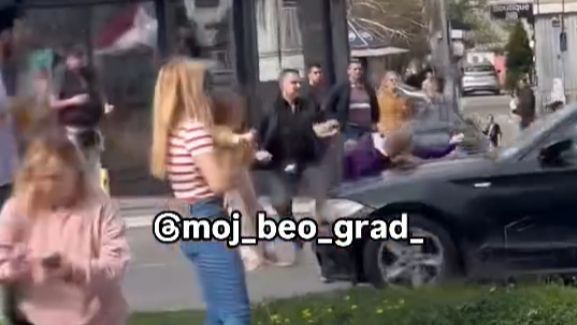 Na snimku se vidi kako se vozač udara u jednu ženu te je, ne zaustavljajući se, nosi na prednjem dijelu vozila