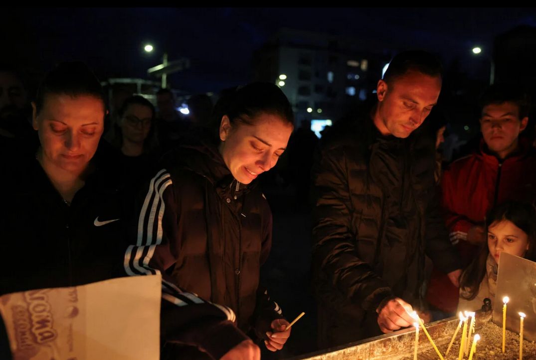 Građani u Parku revolucije u Kočanima su sinoć zapalili svijeće u čast 59 stradalih sugrađana u požaru u diskoteci "Puls".