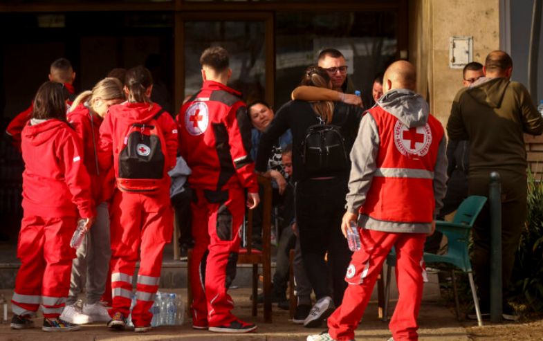 Vozač Hitne pomoći koji je cijelu noć prevozio povrijeđene u stravičnom požaru u Kočanima jutros je preminuo, javljanju sjevernomakedonski mediji.
