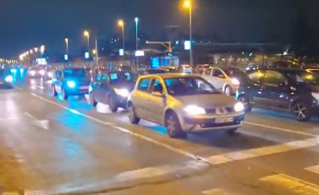 Po svemu sudeći, u pitanju je reakcija građana na upotrebu "zvučnog udara" tokom protesta 15. marta u Beogradu.