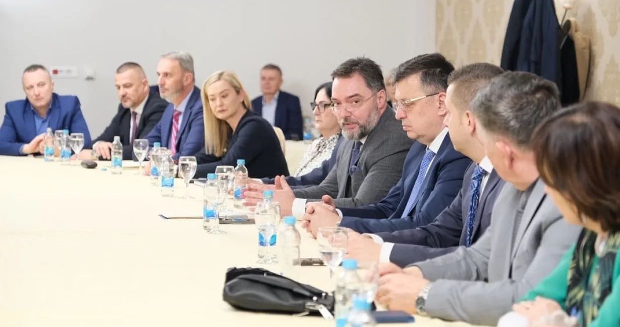 Nedavno je upućena i inicijativa za smjenu Aleksandra Goganovića, Ognjena Janjića i Marijane Mojić sa funkcija zamjenika ministara u državnim ministarstvima.