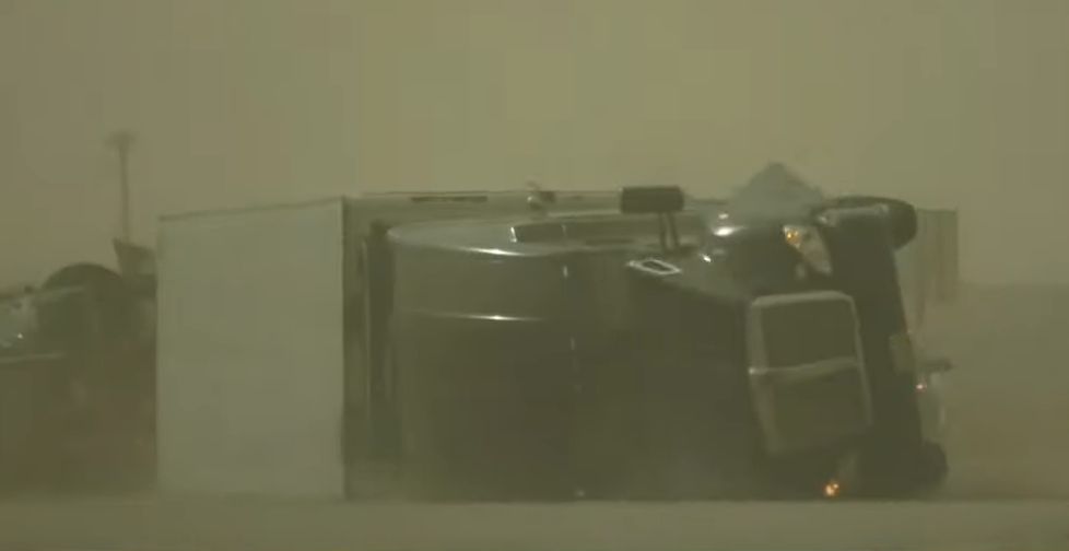 Najmanje 40 mrtvih širom SAD-a nakon tornada, požara i pješčane oluje