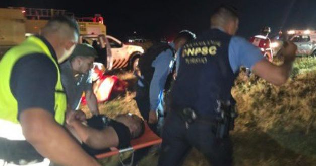 Dramatična snimka koju je nacionalna policija objavila na društvenim mrežama prikazuje policajce i druge spasioce kako prenose preživjele na stjenovitu obalu