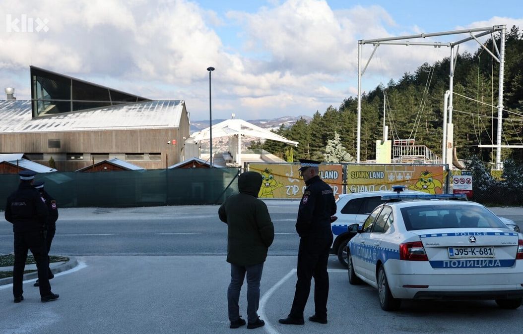 U noći sa ponedjeljka na utorak, tačnije sat iz ponoći, na objekat Sunnyland na Trebeviću bačena je eksplozivna naprava.
