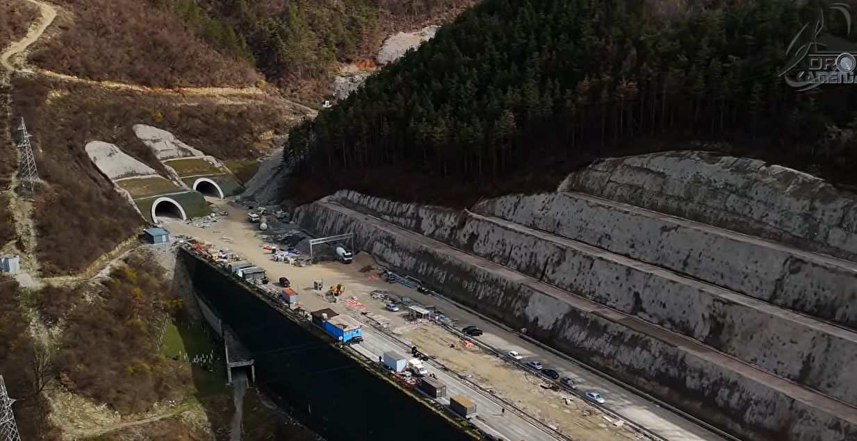 Iz Autocesta FBiH prije dvije godine najavili su kako bi završetak radova na ovoj dionici trebao biti do kraja 2025. godine.