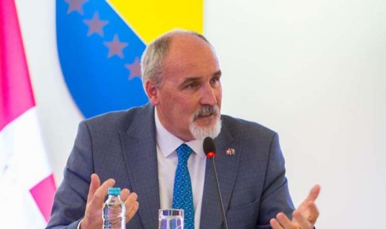 Održivu Bosnu i Hercegovinu može graditi samo Bosna i Hercegovina – njeni ljudi, institucije i lideri, navodi u kolumni ambasador Derighetti