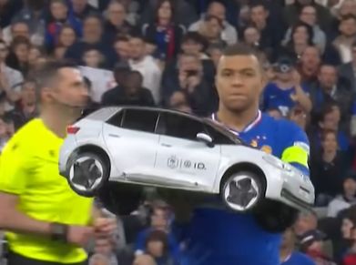 Uoči početka utakmice na Stade de Franceu, autić na daljinski dovezao je loptu do Kyliana Mbappea, koji je izveo početni udarac