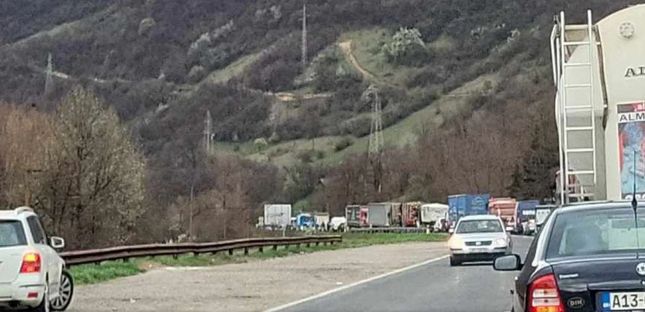 Jedno je lice usljed zadobijenih povreda, prevezeno kolima Hitne pomoći u Kantonalnu bolnicu Zenica, rekao Valentić