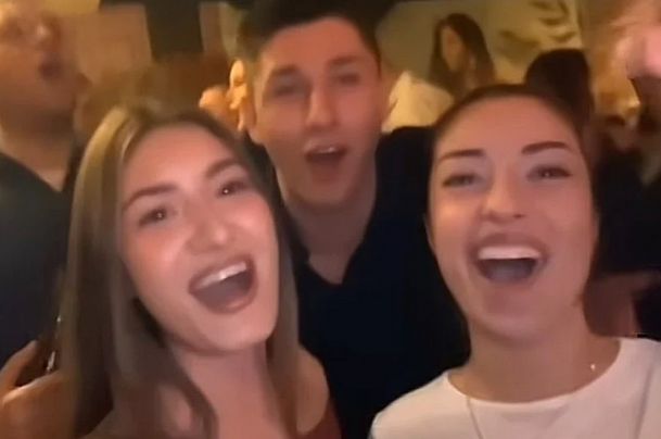 Ćaci prišao djevojkama u kafani: Komentar jedne od njih nasmijao je mnoge