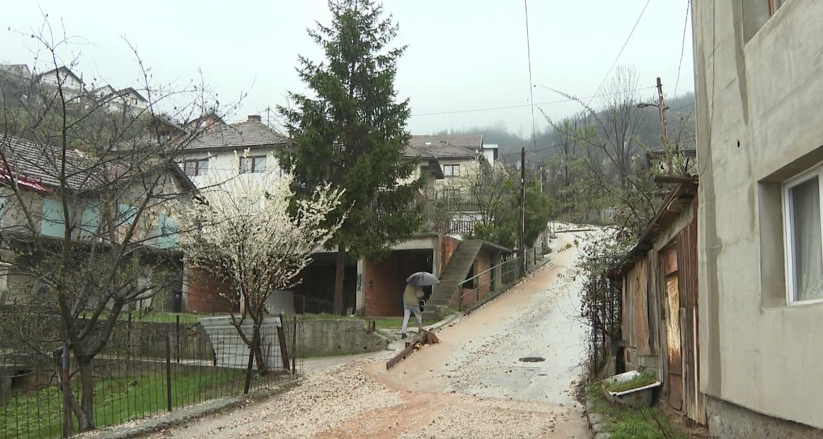Klizište bi uskoro moglo ugroziti živote i imovinu. Kuće su poplavile, saobraćaj je obustavljen. 