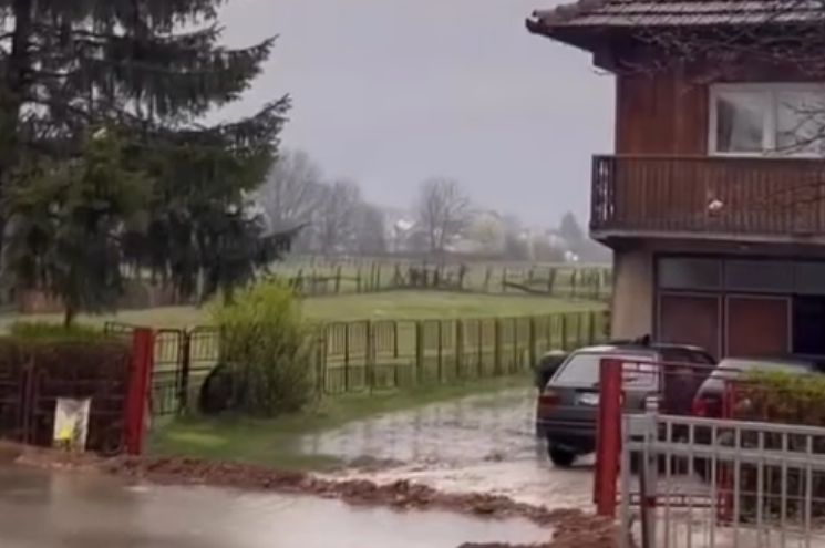 Nevrijeme napravilo haos u Vojkovićima: Voda počela ljudima ulaziti u kuće