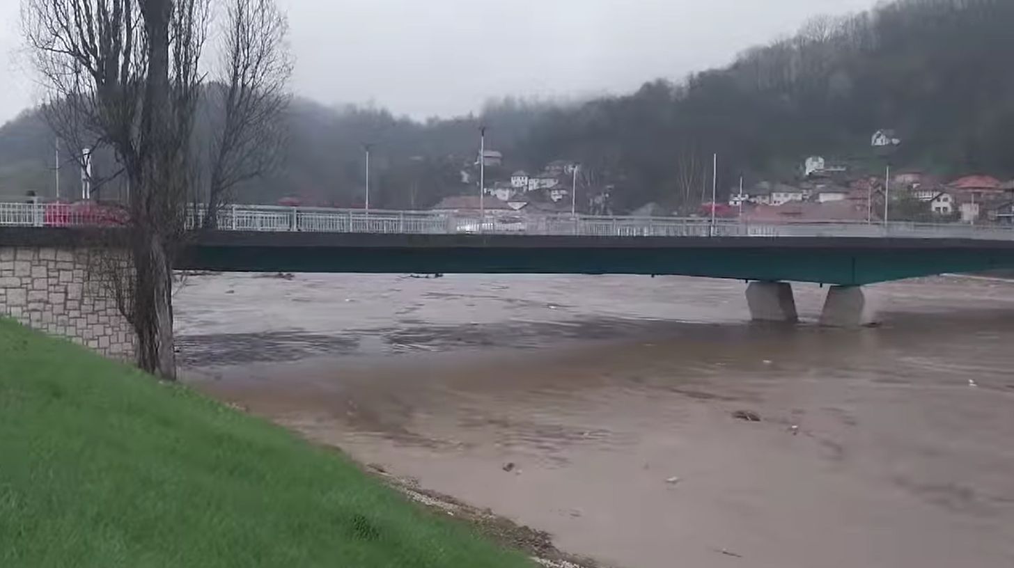 Zbog izlijevanja Bosne ispod gradskog mosta za saobraćaj je zatvoren dio regionalnog puta Doboj-Zavidovići, a voda se izlila i ispod podvožnjaka u Liješnici.