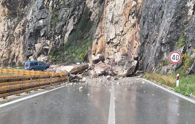 Veliki odron na putu prema Makarskoj: Na saobraćajnicu palo čak 70 tona kamene gromade