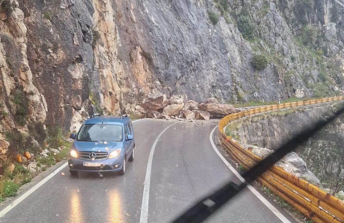 Na hrvatskoj državnoj cesti koja spaja Vrgorac i Makarsku došlo je do odrona u kojem je palo čak 70 tona kamenih gromada na cestu i probilo zaštitnu ogradu.