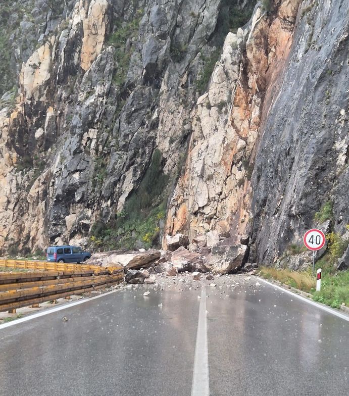 Veliki odron na putu prema Makarskoj: Na saobraćajnicu palo čak 70 tona kamene gromade