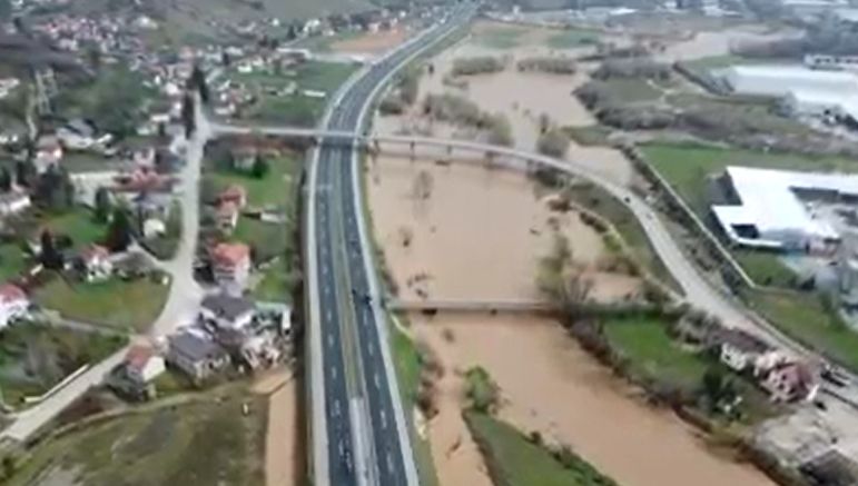 Uslijed jakih padavina došlo je do izlijevanja rijeke Bosne iz korita na području sarajevskog naselja Rajlovac, međutim, važno je istaći da nisu ugrožena domaćinstva. 