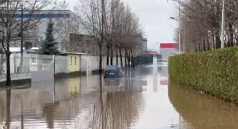 Rajlovac poplavljen, voda se približava autoputu