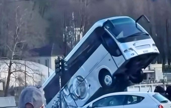 Tokom manevra autobus je udario tri žene koje su zadobile lakše povrede