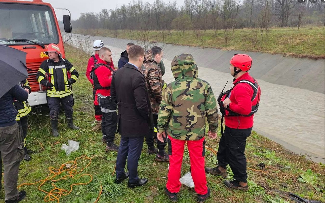 Uz pomoć jednog građanina dva policajca su uspjela izaći iz vode dok je jednog policajca i lice koje je bježalo odnijela nabujala voda i za istima se još traga, kažu iz policje