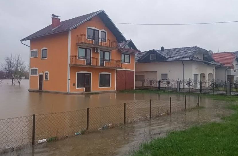 Obilne padavine već su napravile probleme u brojnim gradovima u Bosni i Hercegovini. 