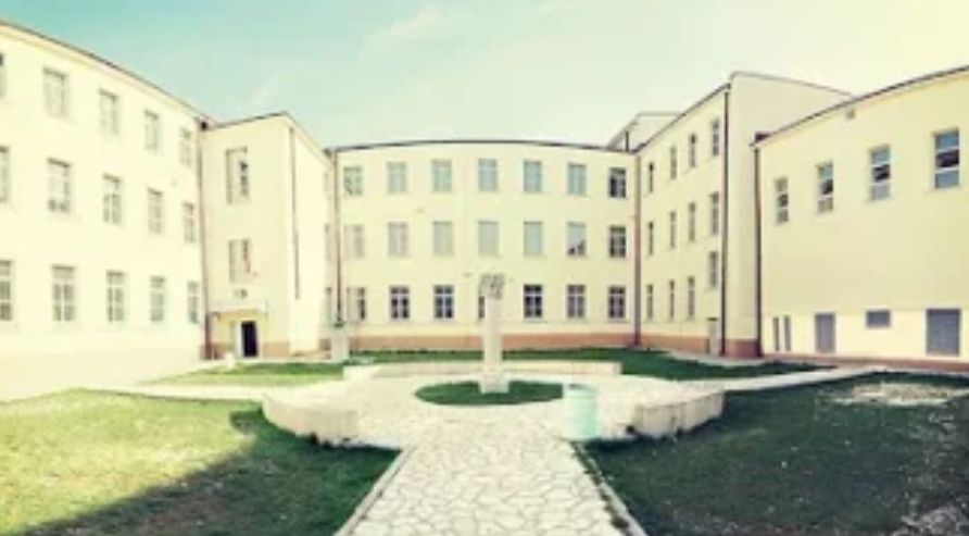 Podgoričkoj policiji prijavljeno je da je jedan učenik Srednje likovne škole “Petar Lubarda” na Cetinju prijetio da će pucati u školi.