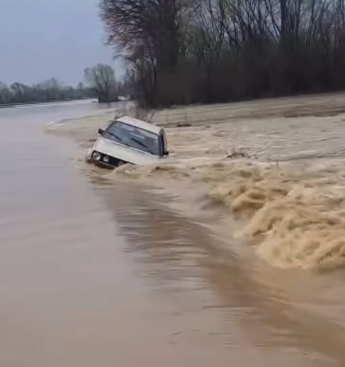 Dramatični snimci poplava u Brčkom: Bujica nosila automobil