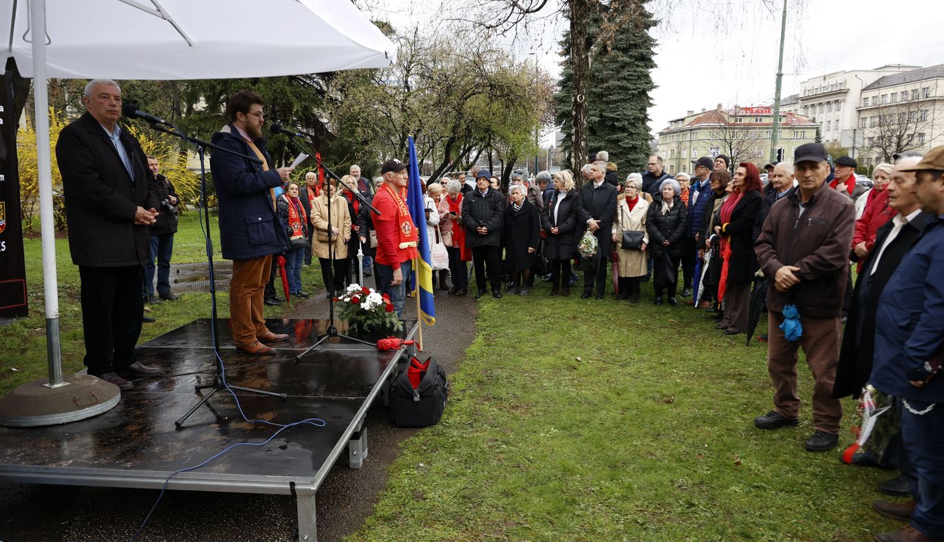 U sarajevskom naselju Marijin Dvor podignuto je spomen-obilježje u znak sjećanja na ubijene građane