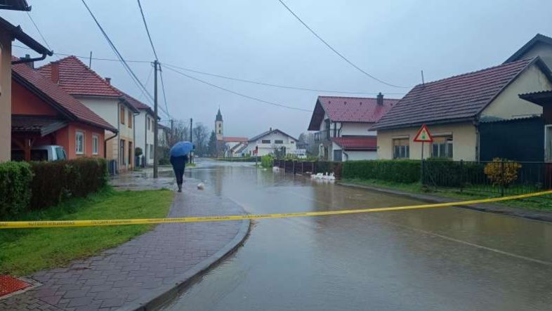 Vodena stihija u Sanskom Mostu: Poplave prijete selima, najugroženija Trnova