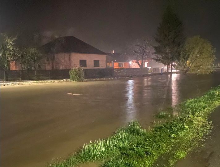 Potop u Hrvatskoj: Voda stigla do kuća, počela hitna evakuacija ljudi, ulice zatvorene