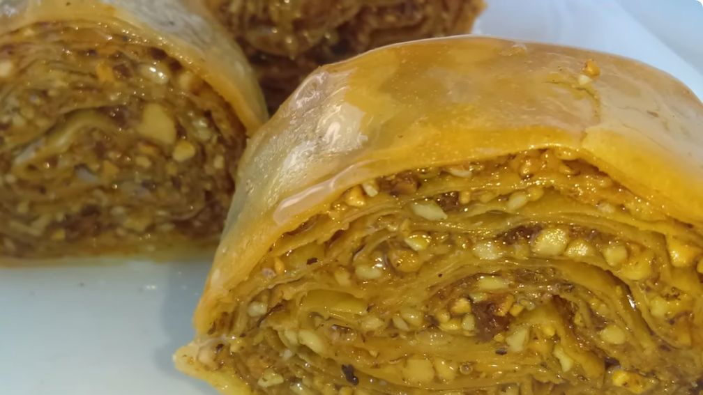 Uzeti jednu jufku, premazati maslacem i posuti šakom oraha, pa drugu, treću i četvrtu jufku isto