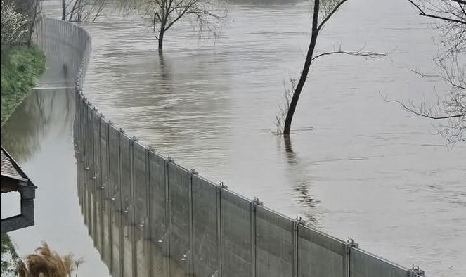 Dok je Bosanska Kostajnica pod vodom, u Hrvatskoj Kostajnici postavljene brane i nema katastrofe