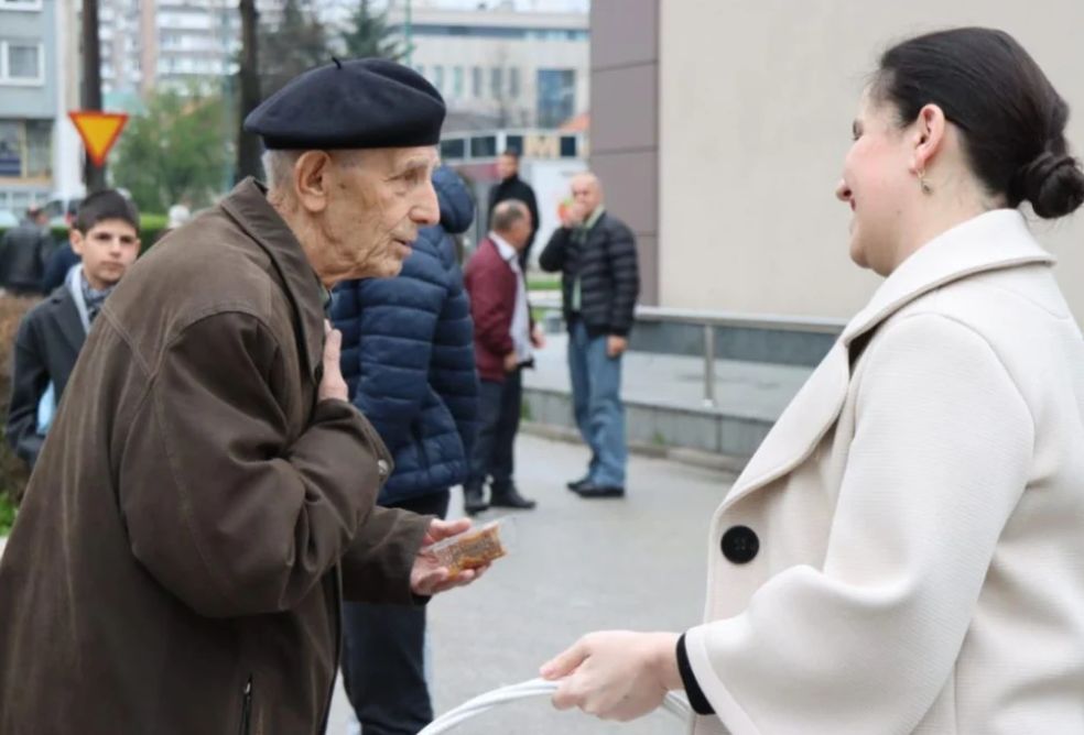 Benjamina Karić dijelila bajramske baklave: Otvorenih srca činimo i dijelimo dobro s drugima