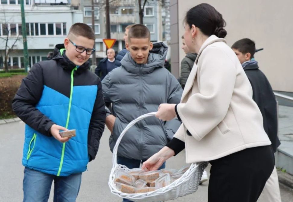 Benjamina Karić, načelnice Općine Novo Sarajevo je danas, 30. marta, na području ove općine dijelila baklave povodom Ramzanskog bajrama.