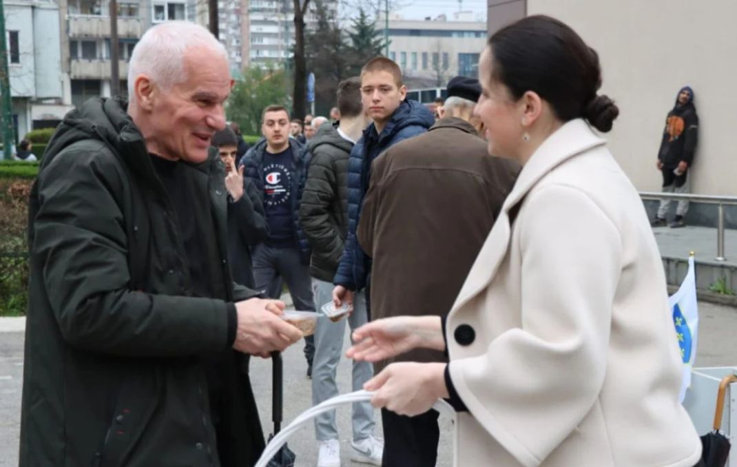 Benjamina Karić dijelila bajramske baklave: Otvorenih srca činimo i dijelimo dobro s drugima
