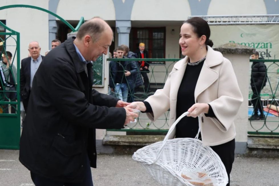 Benjamina Karić dijelila bajramske baklave: Otvorenih srca činimo i dijelimo dobro s drugima